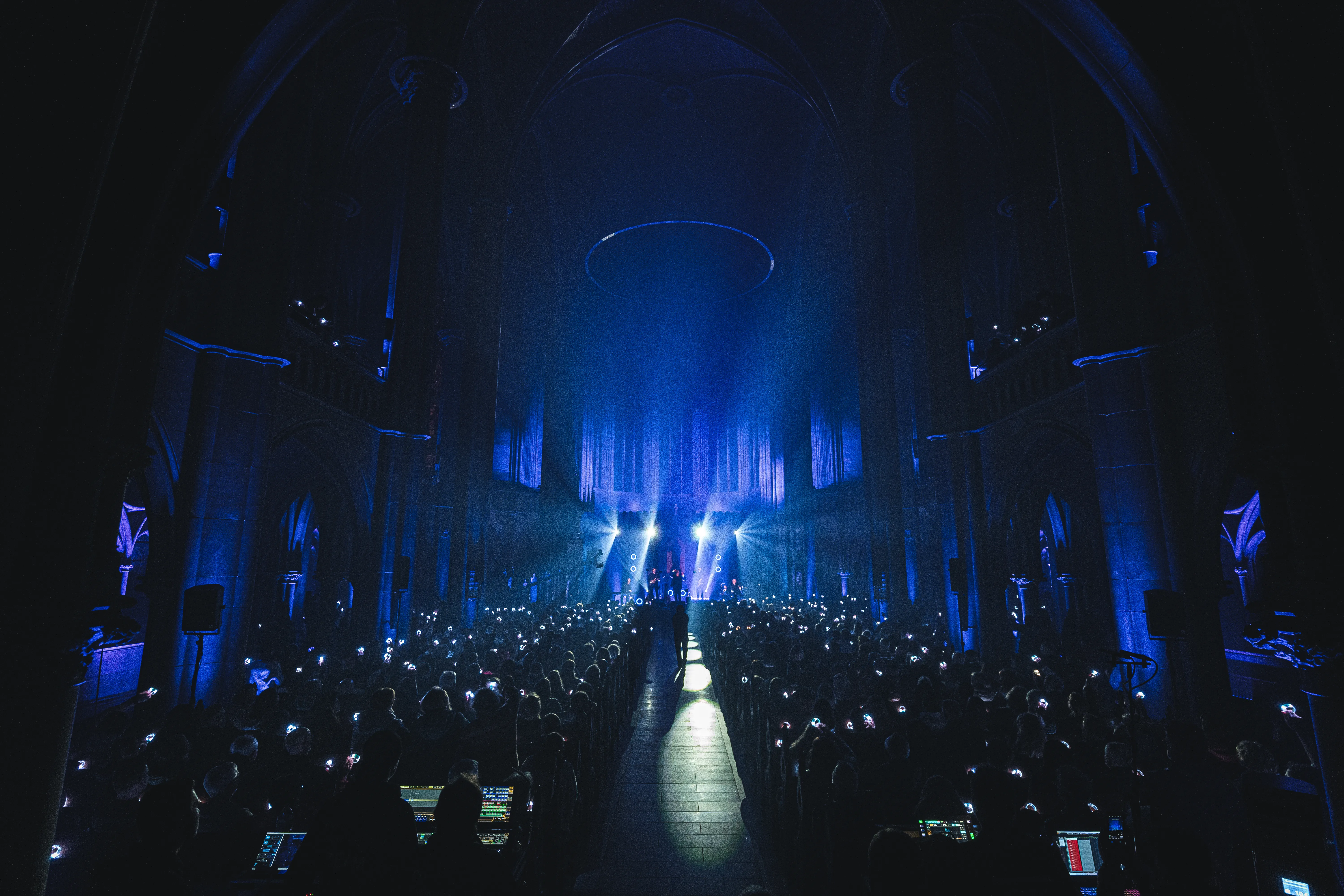 Bühne mit Publikum, Scheinwerfer leuchten