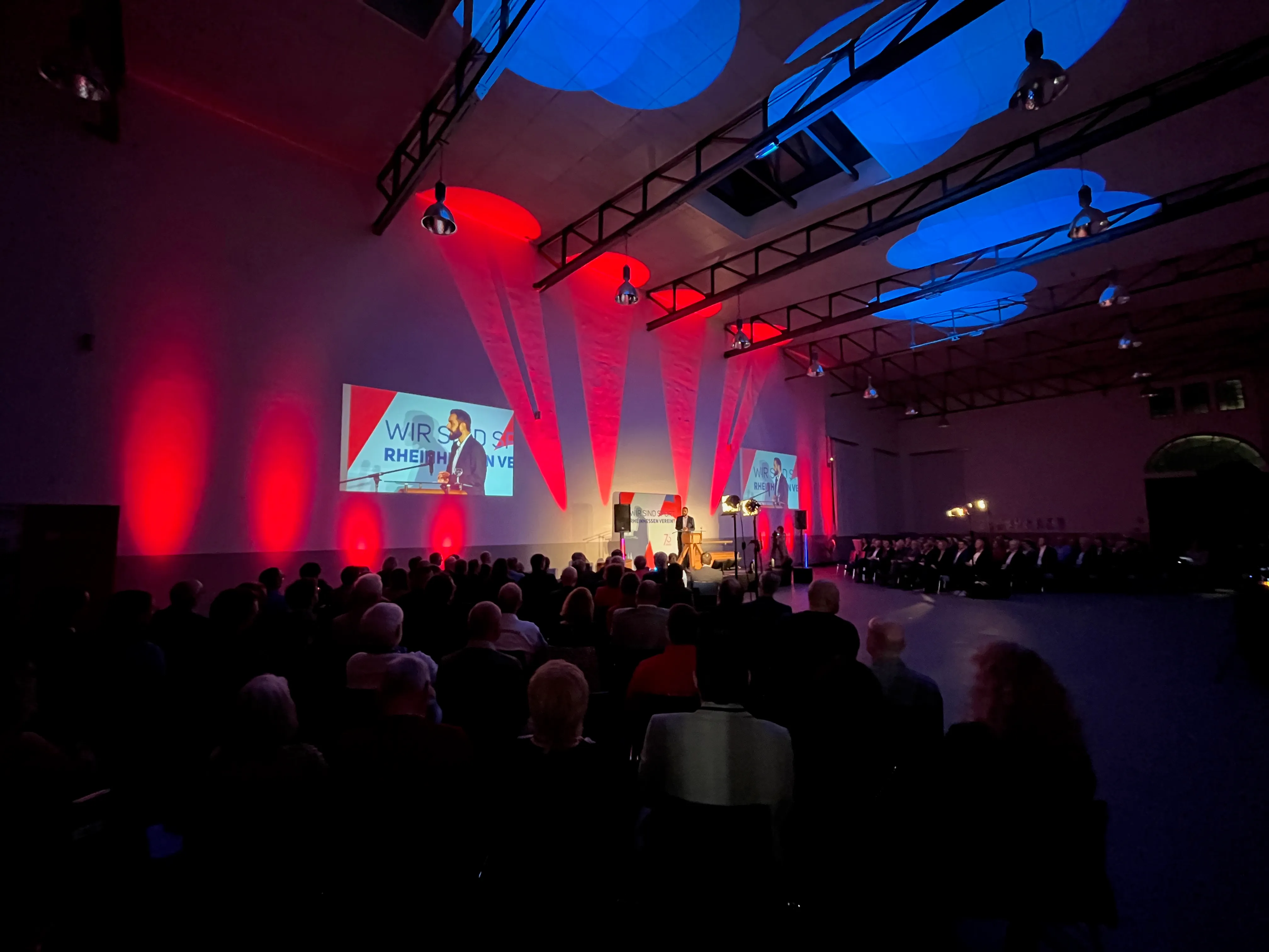 Bunt beleuchtete Bühne mit Publikum